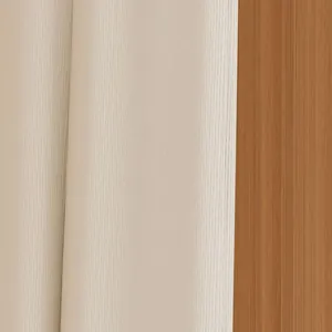 Vue détaillée de la texture nervurée beige et du fini grain de bois sur un cintre pour pantalon.
