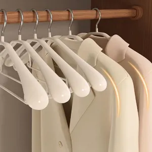 Cintres beiges durables à épaules larges pour l'organisation des costumes et vestes