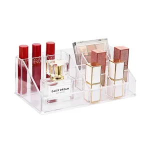 Organizer cosmetico in acrilico trasparente per rossetto e profumo su sfondo bianco.