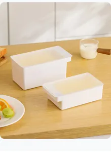 Cajas blancas minimalistas para mantequilla sobre una mesa de madera para detalles
