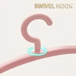 Gros plan d'un cintre en plastique rose avec un crochet rotatif à 360 degrés.