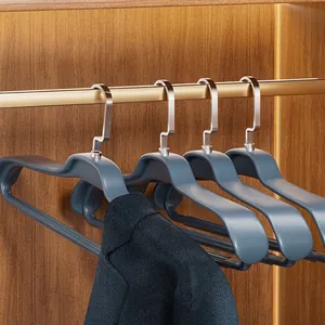 Cintres antidérapants de qualité à épaules larges pour costumes dans un garde-robe