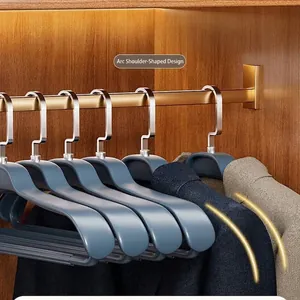 Cintres antidérapants à épaules larges pour un rangement sans plis des costumes et manteaux
