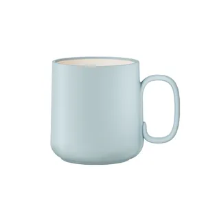 Minimalistischer hellblauer Zahnputzbecher und Mundspülbecher für moderne Badezimmer