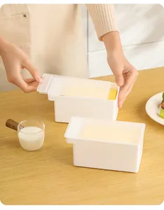 Mantequillera blanca de grado alimenticio con tapa translúcida en la cocina