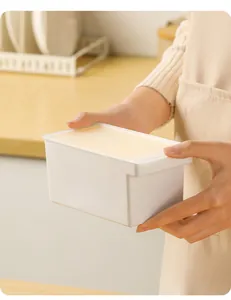 Primer plano de un contenedor de mantequilla de plástico blanco en una cocina