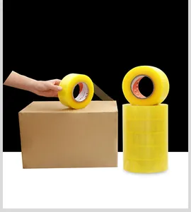 Primo piano di un rotolo di nastro da imballaggio giallo da 150m per scatole di cartone