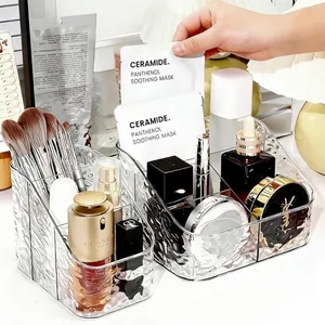 Heldere acryl make-up organizer voor huidverzorging en penselen op het bureau.