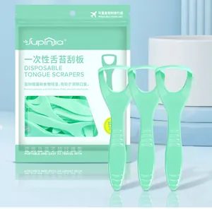 Vue détaillée des gratte-langues jetables vert menthe avec leur pochette de voyage