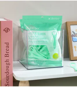 Vue détaillée de 50 gratte-langue jetables dans un sac de voyage vert refermable