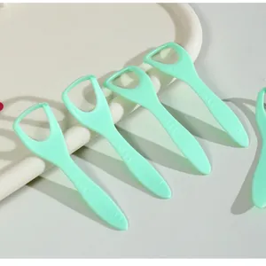Vue rapprochée de cinq gratte-langues jetables en plastique pour l'hygiène buccale