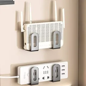 Set di staffe grigie da parete per router e ciabatta elettrica su parete beige pulita