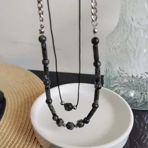 Dettaglio della collana fatta a mano con perle in pietra naturale stile cinese