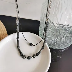 Dettaglio della collana fatta a mano con perline in pietra naturale a due strati