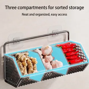 Aan de muur gemonteerde keukenmand met 3 vakken voor gember knoflook en chilipepers