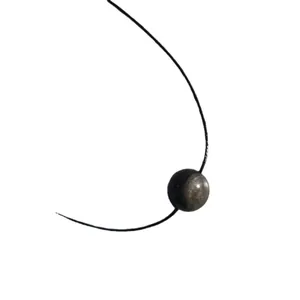 Minimalistische Halskette mit Natursteinperle an einer glatten schwarzen Schnur