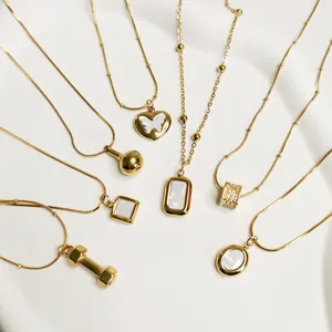 Sortierte goldene Titanstahlketten mit zierlichen Muschel- und Hantelanhängern Kollektion