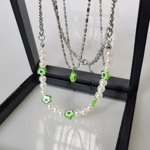 Detailopname van een gelaagde groene madeliefjes parelketting in frame