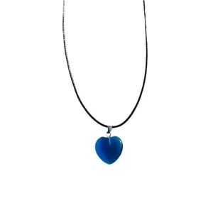 Collana minimalista con ciondolo a cuore blu vibrante su un cordino nero dallo stile chic