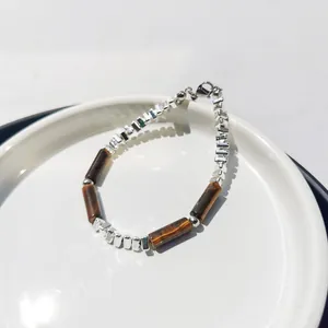 Vue détaillée du bracelet en perles d'argent de style chinois avec pierres œil de tigre