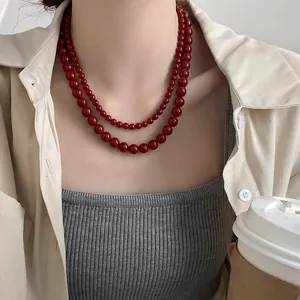 Elegante doppelreihige Ancora rote Perlenkette im Vintage-Stil an einem Modell gezeigt
