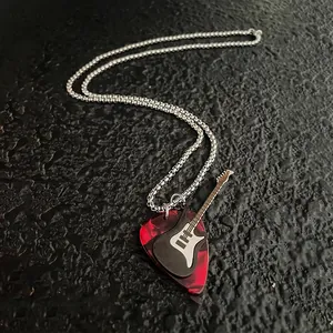 Vista dettagliata della collana hip-hop con plettro rosso e ciondolo a forma di chitarra