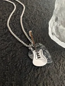 Vista dettagliata della collana con chitarra rock e plettro in marmo grigio scuro