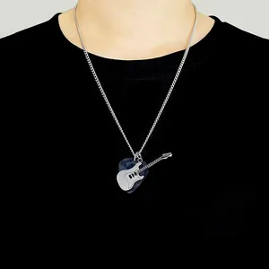 Dettaglio ravvicinato di una collana hip hop con ciondolo a chitarra e plettro su modello