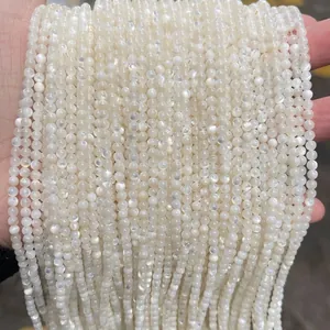 Dettaglio macro di perle tonde in madreperla bianca naturale con lucentezza iridescente