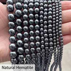 Gros plan de fils de perles en hématite naturelle 3A pour bijoux DIY.