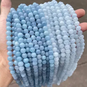 Détail de perles rondes en calcédoine aigue-marine naturelle pour la création bijoux