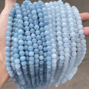 Détail macro de perles rondes naturelles en calcédoine aigue-marine pour bijoux