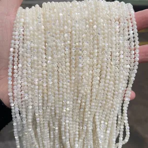 Primo piano di piccole perline tonde in madreperla bianca naturale per la creazione di gioielli