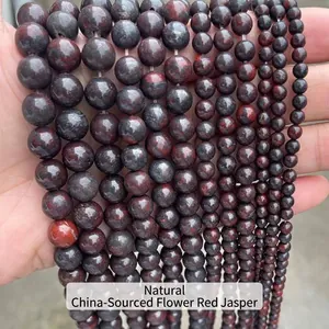Vue macro de perles en pierre naturelle rouge fleur pour la fabrication de bijoux DIY.