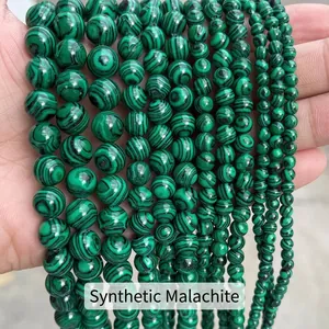 Vue détaillée de rangs de perles de malachite synthétique de tailles variées.