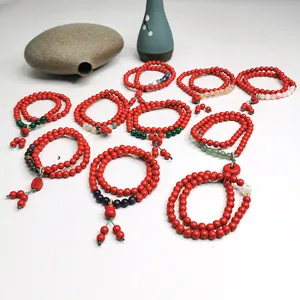 Sammlung roter Zinnoberperlenarmbänder mit Edelsteinen in einer Zen-Atmosphäre