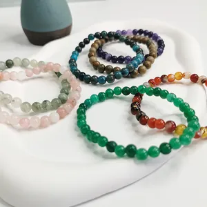 Primo piano di braccialetti elastici in perline di cristallo e agata naturale 6mm
