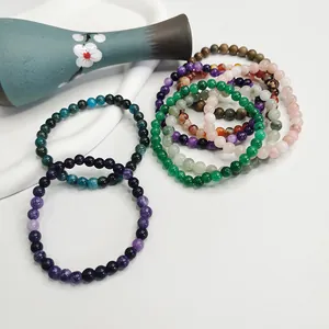 Vista dettagliata di bracciali con perline in pietra naturale da 6mm, vari colori