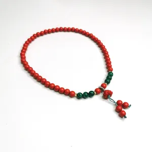 Detailansicht eines Cinnabar-Armbands im neuen chinesischen Stil mit roten Perlen.