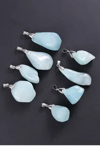 Pendentifs naturels en pierre brute d'aigue-marine bleue avec bélières argent détail