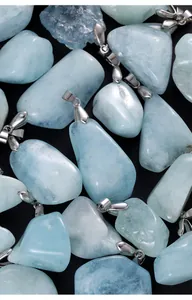 Détail de pendentifs en aigue-marine naturelle brute de forme irrégulière avec bélières