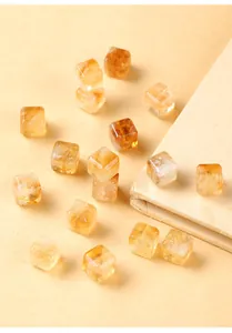 Hoogwaardig macrodetail van natuurlijke Braziliaanse citrien suikerklontjes kralen.
