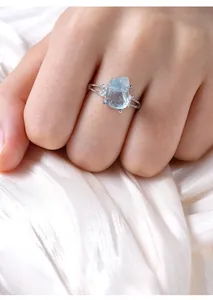 Detailaufnahme eines Roh-Aquamarin-Rings aus S925 Sterlingsilber an der Hand getragen
