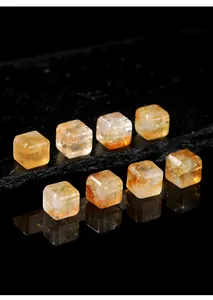 Macro-opname van natuurlijke gele citrien kubuskralen voor het maken van sieraden