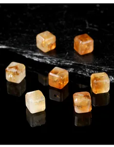 Gedetailleerde macro-opname van natuurlijke gele kristallen kubuskralen met facetten voor sieraden