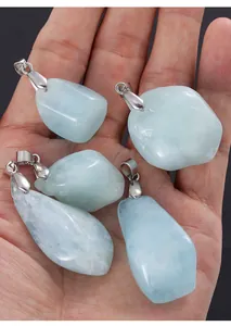 Détail macro de pendentifs en aigue-marine naturelle avec bélières en argent