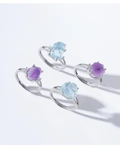 Detailansicht von S925-Silberringen mit rohen Amethyst- und Aquamarin-Natursteinen