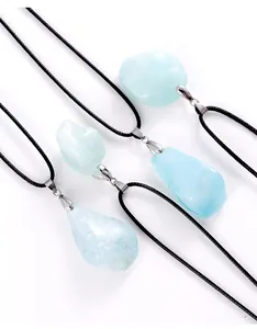 Vue détaillée montrant la texture naturelle des pendentifs en pierre d'aigue-marine