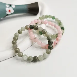 Detailansicht von 8mm Naturkristall- und Achatperlenarmbändern in Rosa und Grün.