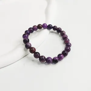 Nahaufnahme von lila Amethyst-Kristallperlen mit glatter Politur und natürlicher Textur.